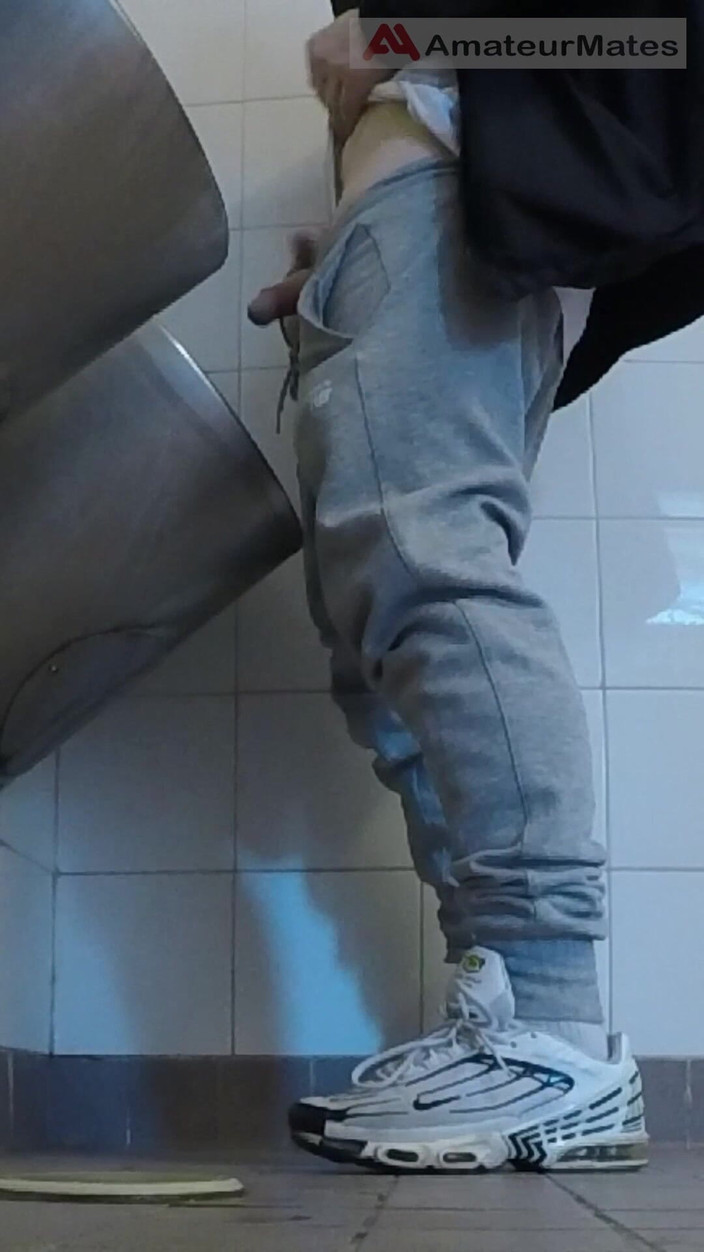 AmateurMates: Băieți amatori în adidași se masturbează și încearcă laba în pisoarul toaletelor publice