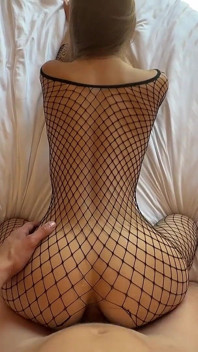 Memek dan anal dari pelacur mungil. 20 cm penis tidak banyak untuknya)