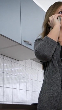 Německá kuchyň Teen Hospodyňka šuká elektrikáře!