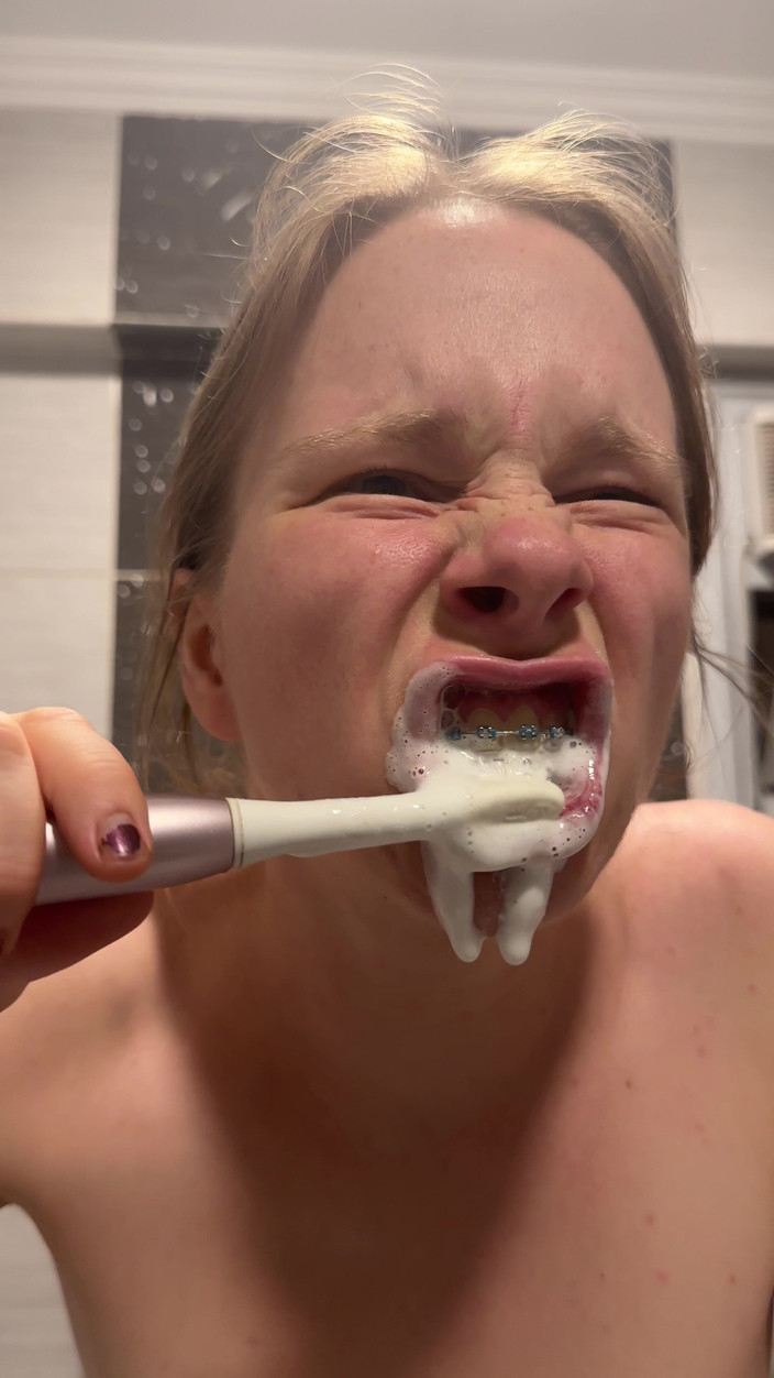 SweetLucy96: Sexy blondýnka s rovnátky