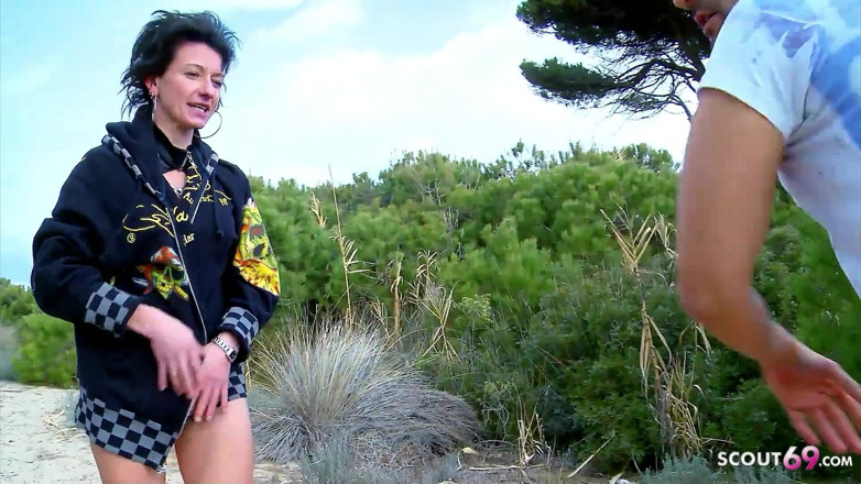Full porn collection: Zaza Coquine, MILF mince, se fait approcher et baiser par...
