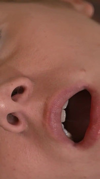 Girl Vision - Sassy Young Němka Flirts Raw ve scénách nezbedné teenagerky
