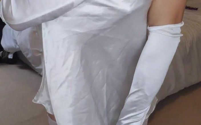 Jessica XD: Дама в білому мастурбує