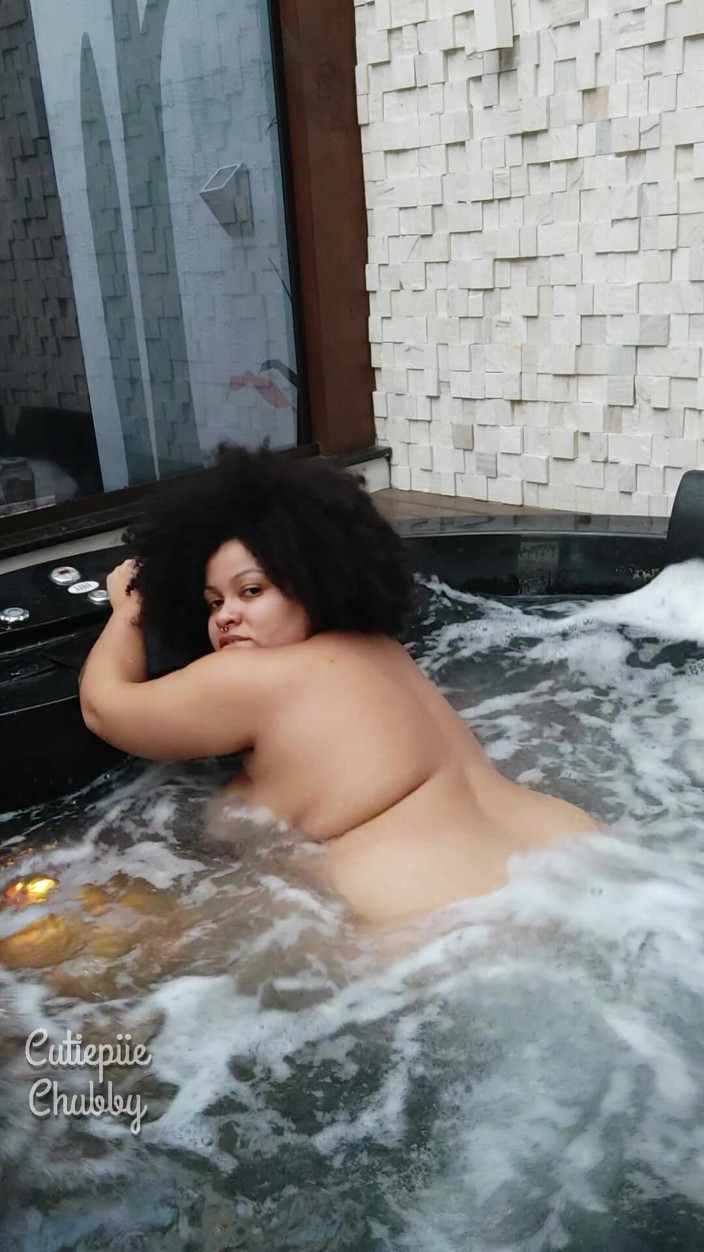 Cutiepiie Chubby: Bbw con un culo grosso si diverte con la vasca...