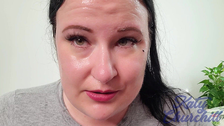 Katy Churchill: Katy zpocená, kapající obličej a prsa