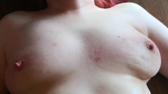 Bouncy Tits Action: Touche et serre mes seins dans ta manière