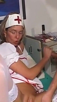 Zralá sestra se roztahuje doširoka pro intenzivní hraní s hračkami při sání
