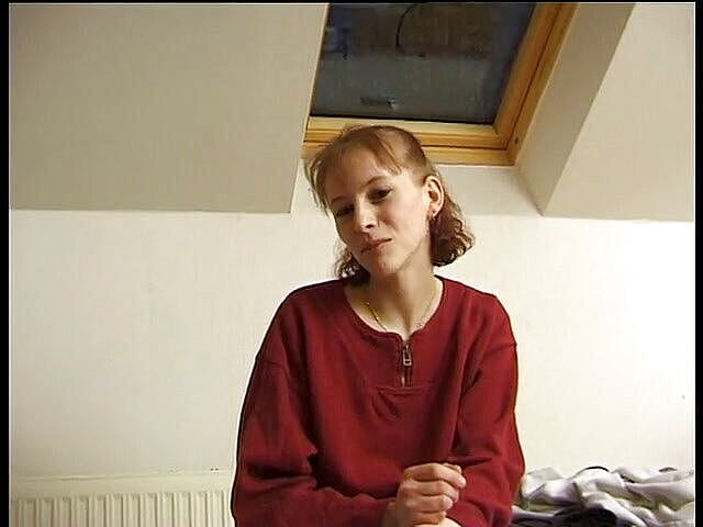 Lucky Wankerz: 彼女のクリトリスにこすりつける緑のディルド