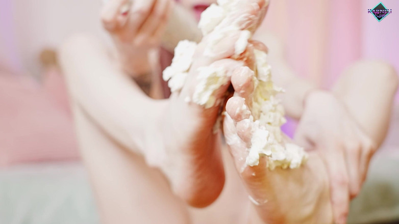 Karneli Bandi: Yemek porno ayakları fetiş yummy
