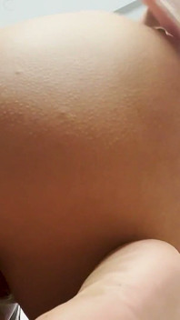 Une jolie fille clown vous encourage avec un creampie anal en solo