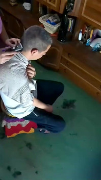 Il parrucchiere a casa ha rovinato un taglio dei capelli e ha fatto un pompino per esso