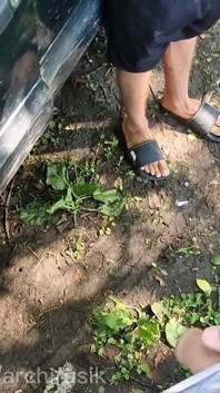 Kobiecy Wytrysk Od Faceta Z Dużym Kutasem, Pomagając Przyjacielowi Spuścić Jego Spermę Na Torze