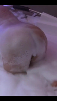 La belle femme de mon ami profite du jacuzzi dans le motel avant de la baiser, elle adore la bite