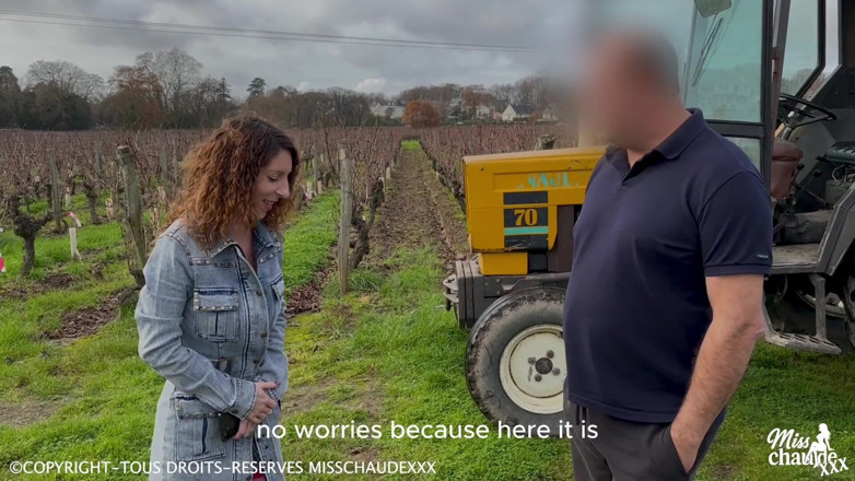 Misschaudexxx: Sunt futută într-un tractor de un fermier care mă surprinde în podgoriile...
