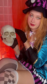 Menina chapeleira louca tem um presente interessante para o Halloween!