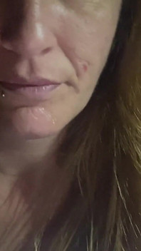 友達をしゃぶりながら、彼の彼女が何も知らないまま