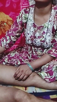 desi bhaabhi ne apne devar ko tel maalis kar pataane gee aur land pakar ke hilaane lagi