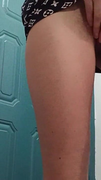Meine dünne sekretärin in einem kurzen kleid und high Heels kommt in meinem büro