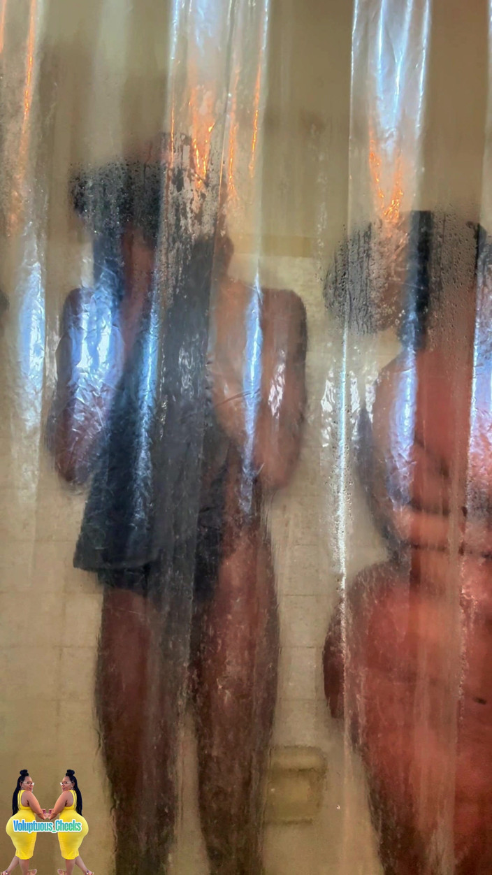 Voluptuous Cheeks: Dusch-konvo