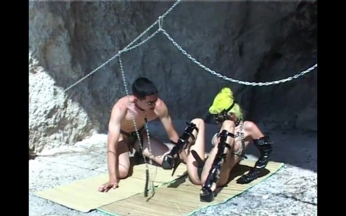 Absolute BDSM films - The original: La padrona con lo strapon ha scopato nel culo un...