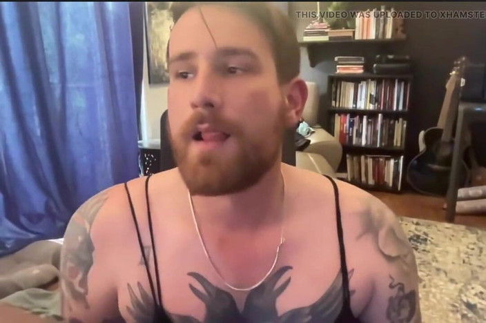 Dirtytrisha: パンティストッキングを破っておしっこをする