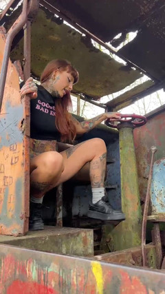 Yourfavecumslut: Hot Babe Pees on Abandoned Train!