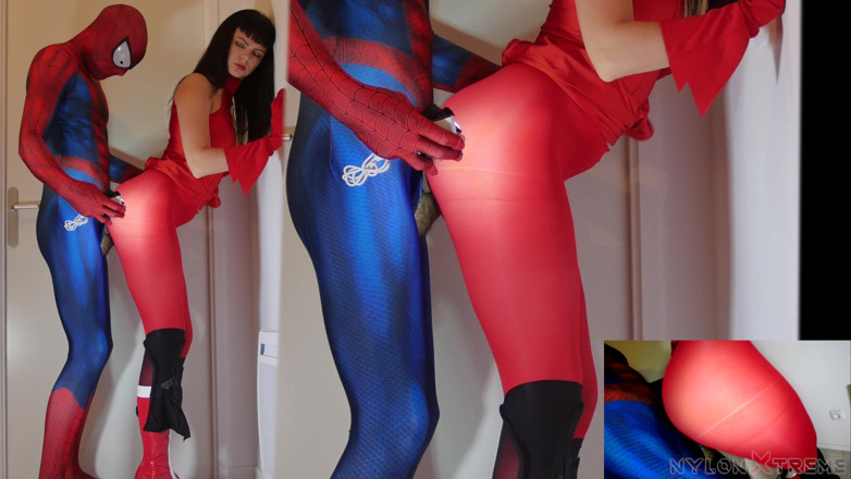 Nylon Xtreme: Sonya Durganova exhibe son nylon rouge