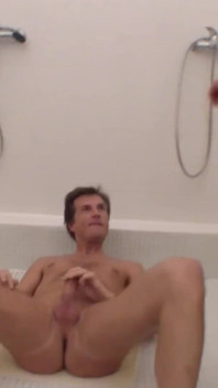 Swinger gemaskerde stiefmoeder geneukt onder de douche