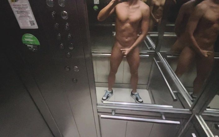 Extremalchiki: Branlette entièrement nue dans l&amp;#039;ascenseur