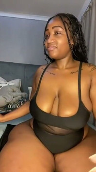 Culona grandota en striptease & coño