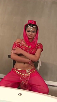 Seksi Asyalı kız arkadaşı tarafından büyük sert yarakla sikiliyor