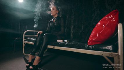 Cruel Anettes fetish world: มวนบุหรี่หลังโดนลงโทษ