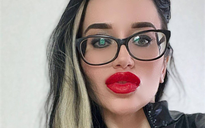 Julia domaina: Pakaian kulit, mainan, bibir merah dan kuku panjang merah