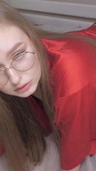 내 남편은 커클드야, 내가 그의 자지를 빨아주는 걸 보고, 그는 나를 박고 내 질에 사정해.