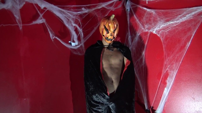INTERRACIAL BAREBACK SEX: Baisée sans capote par un haut d'ébène pour Halloween