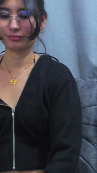 Joven Chica Latina Con Hermosas Tetas Y Culo Perfecto, Se Complace Con Sus Juguetes