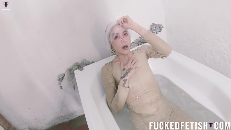 Fucked fetish: HD Sattira 풀 절망적 인 가방과 물 욕조 재미있는 얼굴