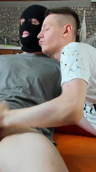 Zeer agressief aftrekken maakt Alex's pik hard