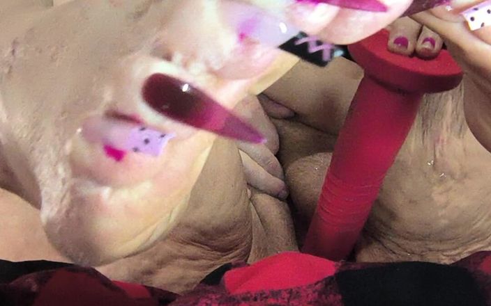 HerculesnVENUS: De longs ongles sur ses gros pieds écartent la chatte et...