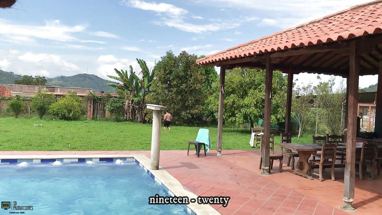 Emma vict: Piccola arrapata viene scopata dal grosso cazzo del suo compagno...