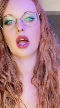 laal baalon vaali milf(chodne laayak mammi) gandi baaten karti hai aur apne seksi honthon aur kaamuk chehre ko chherti hai