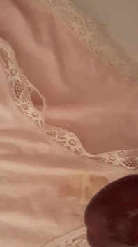 Elle se branle sur sa culotte, partie 1