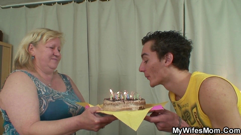 My Wifes Mom: いたずらな誕生日の楽しみ