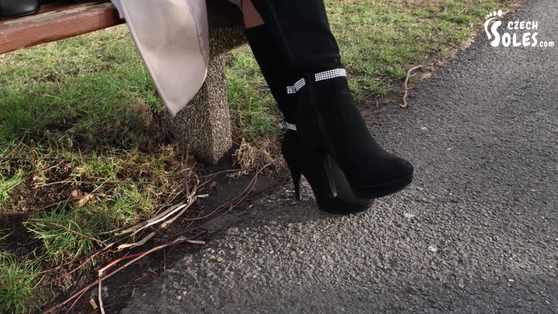 Czech Soles - foot fetish content: Halka açık yüksek topuklu ayakkabılar yürüyüş, yıpranmış külotlu çorap ve ayak...