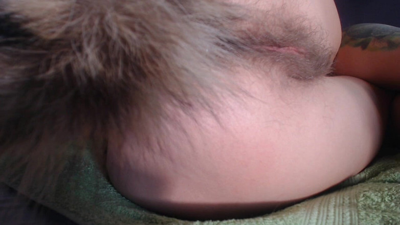 Risky Hairy Couple: Menina brincando com seu rabo peludo