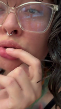 White Girl with a Big Butt Gives Herself an Enema and Shows You the Water Coming Out.