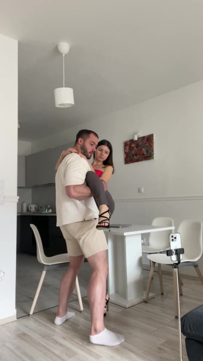 Gina Gerson: Bts scopa hardcore sul tavolo con Adam Costa