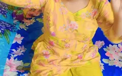 मैंने अपनी छोटी सौतेली बहन के लिए नए कपड़े खरीदे और उसे चूमा।