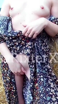 Elsarixterxxx. Une journée torride en plein air, je marchais à nouveau sans culotte et j’ai décidé de me faire plaisir près d’un hay y compris.