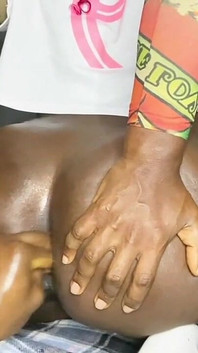 Zenci Oda Arkadaşı Birden Fazla Kez Boşalana Kadar Genişletirken Yoğun Bir Anal Yumruk Sokmasını Istedi